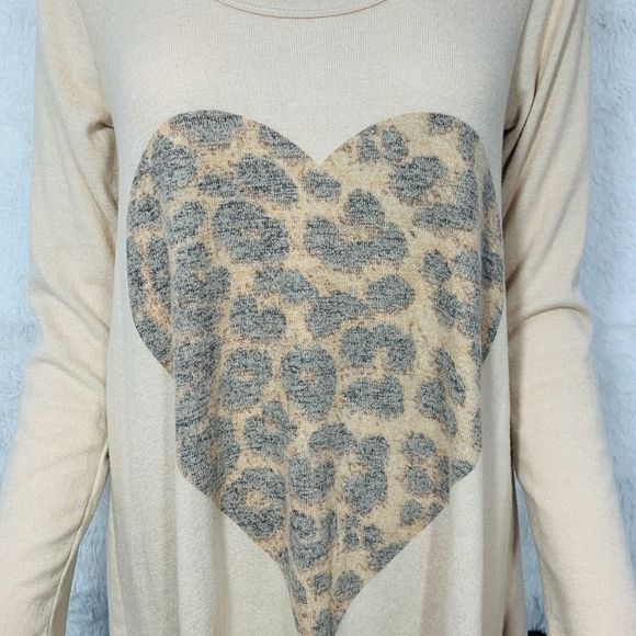 Go Couture Long Sleeve Cheetah Heart Sweater - Picture 4 of 12